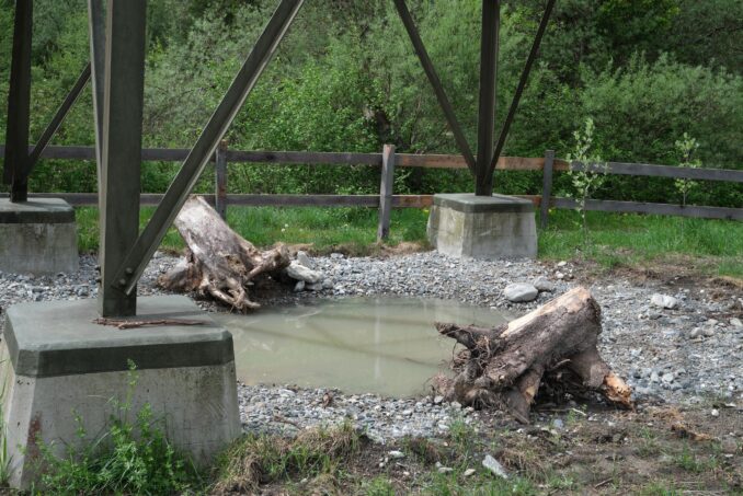Für die Anlage der Biotope wurden unproduktive Flächen unter den Strommasten genutzt.