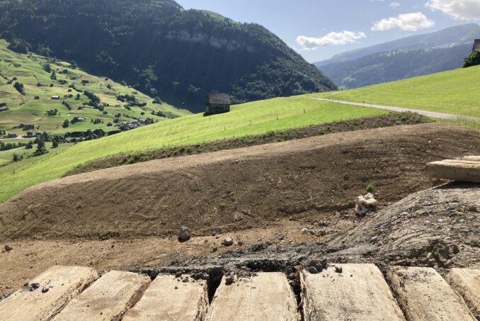 Separate Zwischenlagerung von Ober- und Unterboden für die spätere Rekultivierung. 