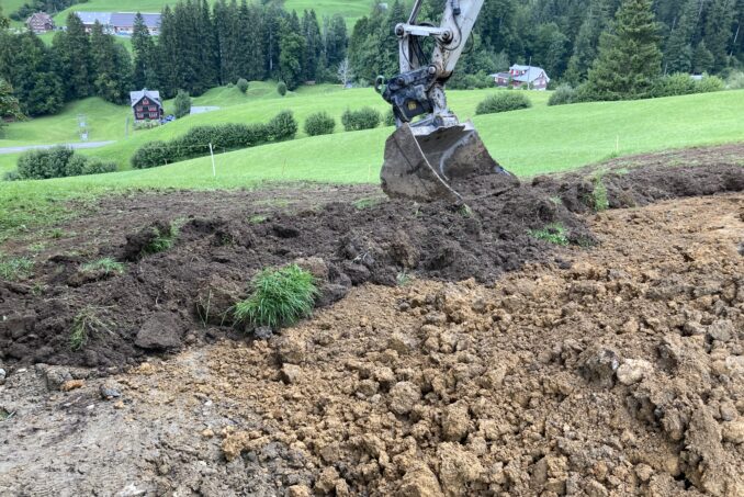 Auftragen des zwischengelagerten Bodens.