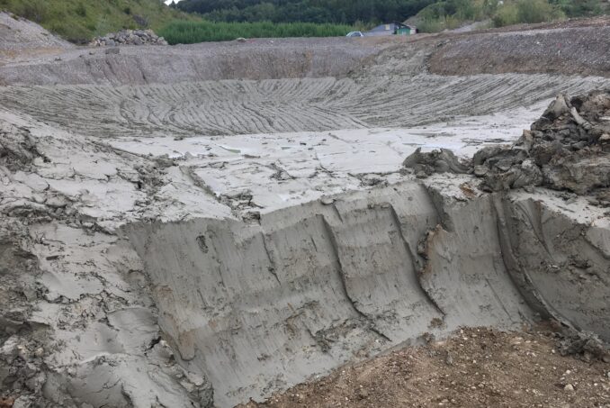 Damit der Lehmweiher dicht bleibt, wurde eine ein Meter dicke Lehmschicht eingebaut. 