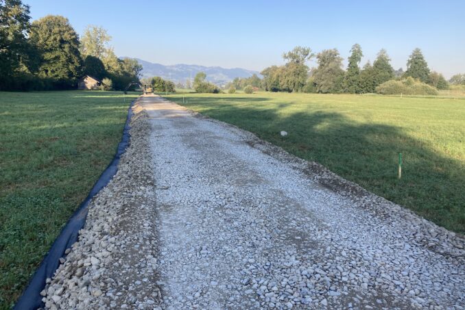 Eine Baupiste wurde für den Transport des Aushubmaterials mit LKWs angelegt.