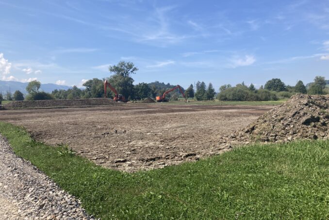 Im Zuge der Wiedervernässung eines drainierten Moorbodens wurde ein grossflächiger Bodenabtrag vorgenommen. 