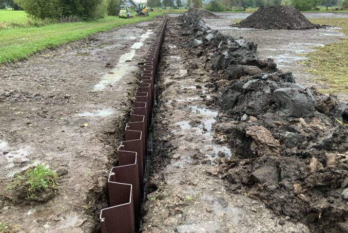 Einbau einer Spundwand, um den Wasserstand anzuheben.