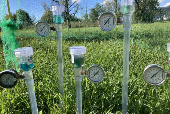 Eine Tensiometerstation dient der Überwachung der Bodenfeuchte. 