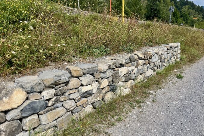 Für den Mauerbau wurden Steine aus der Umgebung verwendet.