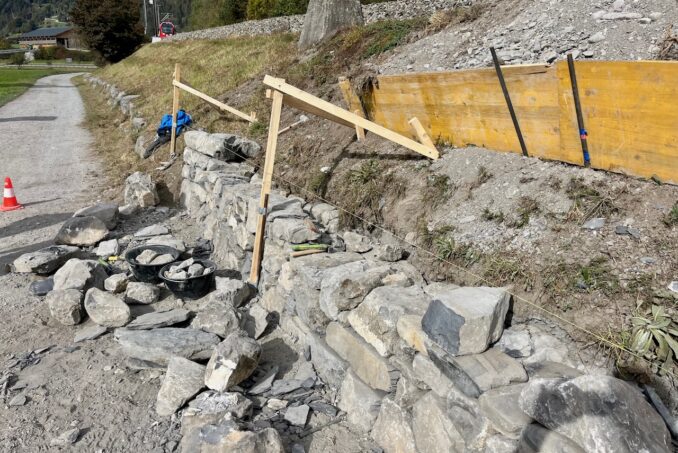 Die Kursteilnehmer:innen lernen im mehrtägigen Kurs die Grundlagen zur Planung und zum Bau einer Trockensteinmauer.